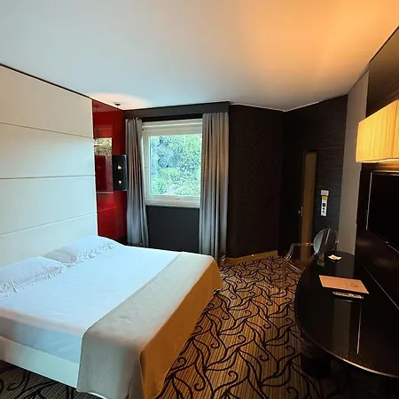 Iris Hotel 4*