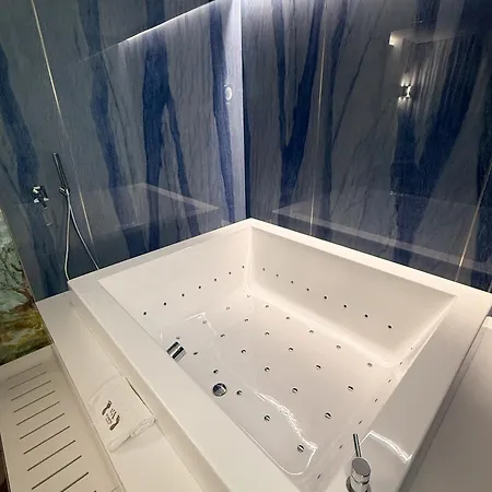 Iris Hotel 4*