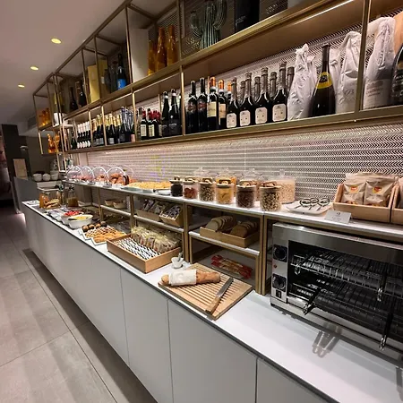 Iris Hotel 4*
