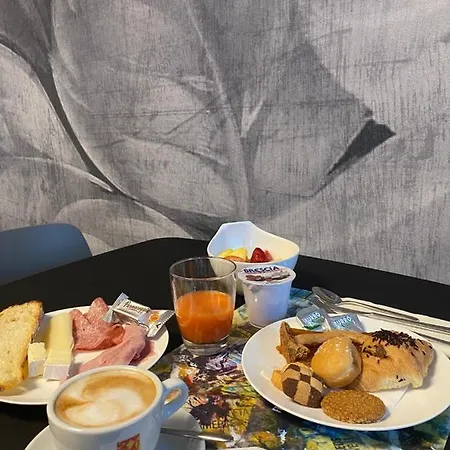 Iris Hotel 4*